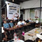Sejumlah pimpinan dan anggota DPRA lintas fraksi berfoto bersama puluhan wartawan dalam kegiatan 