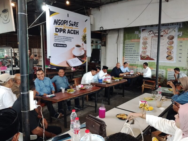 Sejumlah pimpinan dan anggota DPRA lintas fraksi berfoto bersama puluhan wartawan dalam kegiatan 