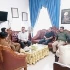 Dinas Pangan Aceh Barat memfasilitasi kerja sama perdagangan cabai merah dengan pelaku usaha dari Aceh Tengah, Selasa (20/10/2026). Foto: NA