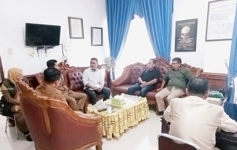 Dinas Pangan Aceh Barat memfasilitasi kerja sama perdagangan cabai merah dengan pelaku usaha dari Aceh Tengah, Selasa (20/10/2026). Foto: NA