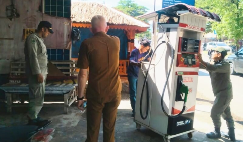 Personel Satpol PP WH melakukan penertiban lapak dagangan dan pemeriksaan perizinan bangunan di sejumlah ruas jalan Kecamatan Lueng Bata, Banda Aceh, Selasa (20/10/2026). Foto: NA