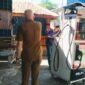 Personel Satpol PP WH melakukan penertiban lapak dagangan dan pemeriksaan perizinan bangunan di sejumlah ruas jalan Kecamatan Lueng Bata, Banda Aceh, Selasa (20/10/2026). Foto: NA