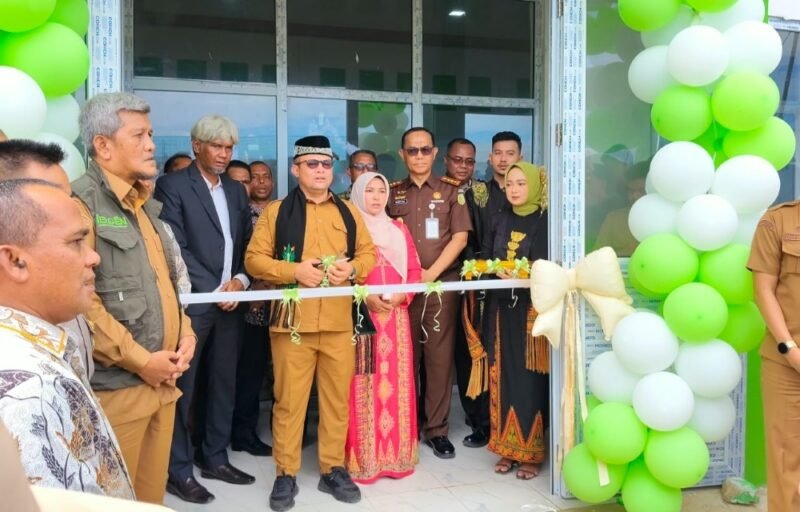 Bupati Aceh Utara Ismail A Jalil (Ayahwa) meluncurkan produk air minum dalam kemasan Ie Loen di pabrik PDAM Tirta Pase, Gampong Meunasah Reudeup, Lhoksukon, Selasa (20/10/2026). Foto: NA
