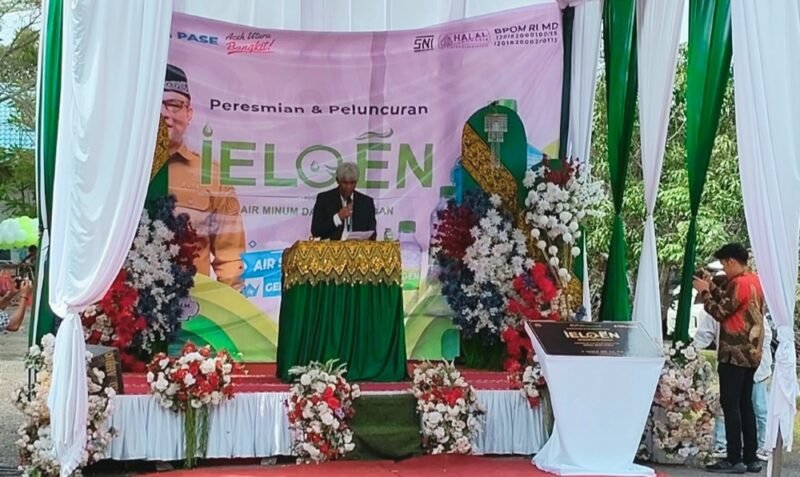 Direktur PDAM Tirta Pase Aceh Utara, Imran, memaparkan perkembangan layanan, transformasi perusahaan, dan inovasi usaha air minum dalam kemasan Ie Loen, pada Selasa (20/10/2026). Foto: NA