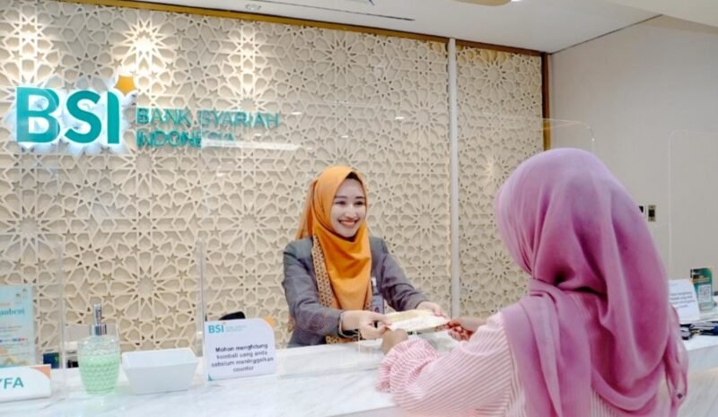 Karyawan BSI sedang melayani nasabah. Foto: Dok. BSI - Ilustrasi 