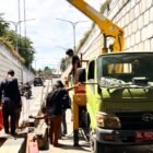 Kepala Dinas PUPR Banda Aceh, Rulli Syahreza, meninjau pemeliharaan dan pemasangan kembali pompa air di Underpass Beurawe, Kamis (22/10/2026). Foto: Dok. PUPR Banda Aceh