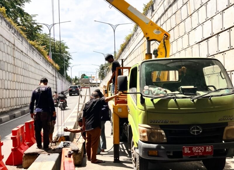 Kepala Dinas PUPR Banda Aceh, Rulli Syahreza, meninjau pemeliharaan dan pemasangan kembali pompa air di Underpass Beurawe, Kamis (22/10/2026). Foto: Dok. PUPR Banda Aceh