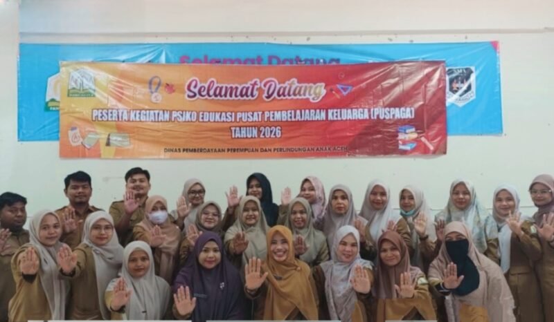 Kepala Bidang Pemenuhan Hak Anak DP3A Aceh, Azizah, S.Pd., M.Pd., membuka kegiatan PUSAKA yang diikuti 25 guru BK SMA dan SMK di Ruang Multimedia SMA Negeri 4 Banda Aceh. Foto: DP3A Aceh