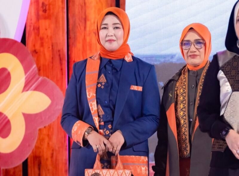 Penampilan Ketua Dekranasda Aceh Besar Hj Rita Maya Sari, saat mengenakan kostum office look di fashion show pada pembukaan Meuseuraya Festival, di Balai Meuseuraya Aceh, Banda Aceh, pada Jumat (23/10/2026). Foto: Prokopim Pemkab Aceh Besar