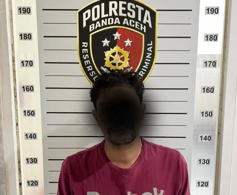 Polisi mengamankan pria berinisial ZZ yang diduga menusuk pengendara sepeda motor setelah terlibat cekcok akibat kecelakaan lalu lintas di Gampong Jeulingke, Banda Aceh, pada Rabu (21/10/2026). Foto: Dok. Polresta Banda Aceh