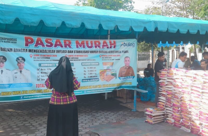 Diskopukmdag menggelar program Pasar Murah yang bertempat di Halaman Masjid Bani Salim, Gampong Lampaseh Kota, pada Sabtu (24/10/2026). Foto: Dok. Diskopukmdag