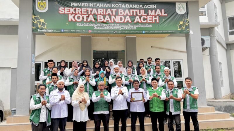 Wawalkot Banda Aceh Afdhal Khalilullah lepas petugas survei calon penerima bantuan rumah layak huni di Kantor Baitul Mal Pango Raya, Rabu 28/10/2026.