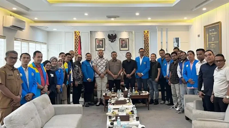 Ketua DPRA, Zulfadhli (Abang Samalanga), foto bersama dengan jajaran pengurus DPD KNPI Aceh yang dipimpin oleh Aulia Rahman saat audiensi di ruang kerja Ketua DPRA, Selasa (6/10/2026).