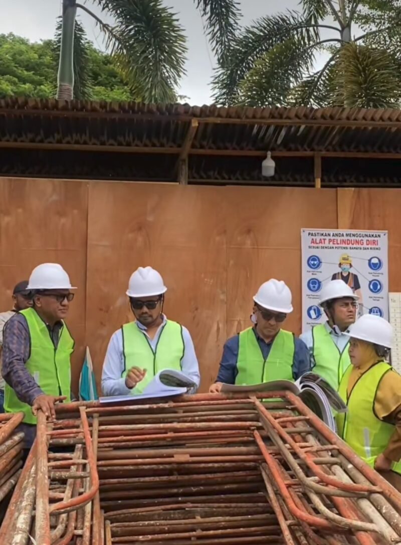 Komisi III DPRK Banda Aceh melakukan peninjauan lapangan terhadap sejumlah proyek pembangunan fisik yang dikerjakan oleh Dinas PUPR Kota Banda Aceh, Selasa (20/10/2026).