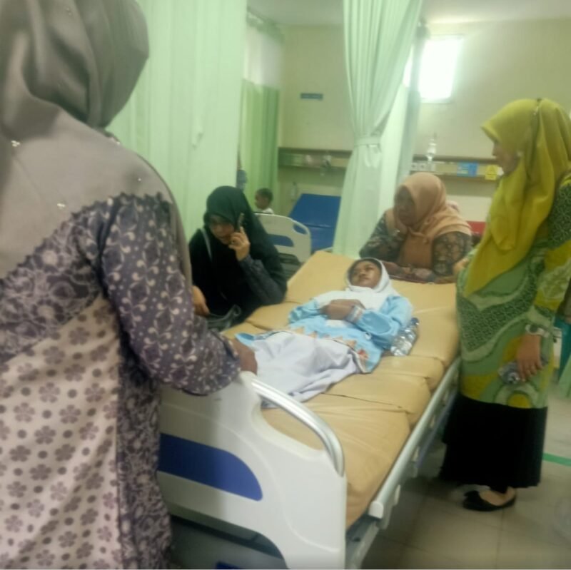 Sejumlah siswa SMPN 4 Banda Aceh dirawat di RS Kesdam Iskandar Muda (29/10/2026) karena diduga keracunan makanan program Makanan Bergizi Gratis (MBG). 