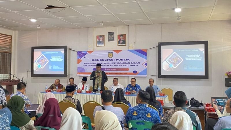 Pemko Banda Aceh menggelar Konsultasi Publik Pembebasan Lahan untuk pengalihan Jalan Dr. Syarief Thayeb ke Jalan Seulanga (kawasan RSUDZA) di Kantor Camat Kuta Alam, Kamis (01/10/2026).