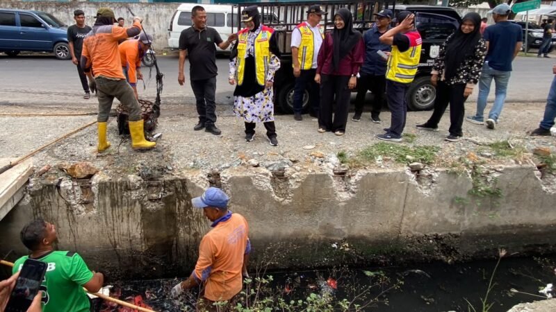 Wali Kota Banda Aceh, Illiza Sa’aduddin Djamal, meninjau sejumlah titik pembangunan drainase, pemeliharaan jalan, serta Waste Collecting Point (WCP) di Banda Aceh pada Jumat (02/10/2026) sebagai langkah antisipasi bencana hidrometeorologi di musim hujan.
