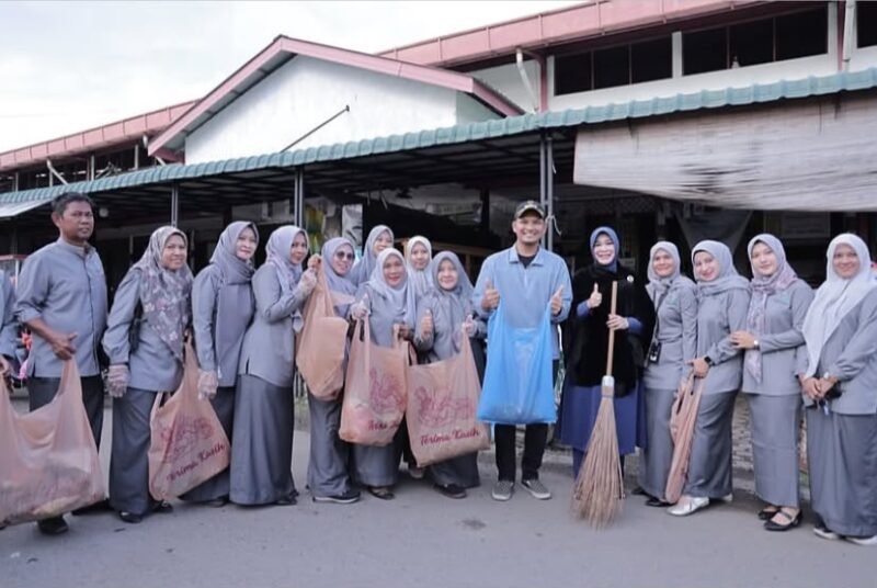 Pemko Banda Aceh bersama Forkopimda (Kodim, Polres, Kejaksaan) menggelar gotong royong massal di berbagai titik kota pada Jumat (02/10/2026). Kegiatan rutin ini sekaligus mendukung Gerakan Indonesia ASRI inisiasi Presiden Prabowo Subianto.