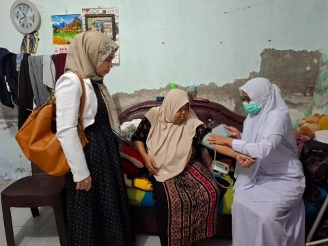 Pemerintah Kota (Pemko) Banda Aceh melalui Dinas Kesehatan menghadirkan inovasi layanan Puskesmas Keliling (Pusling) yang dilengkapi dokter spesialis penyakit dalam guna mendekatkan akses kesehatan berkualitas bagi lansia, penderita penyakit kronis, serta warga di kawasan padat penduduk, Senin 05/10/2026.