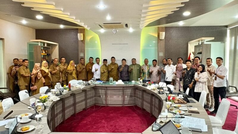 Wakil Wali Kota Banda Aceh, Afdhal Khalilullah, memimpin FGD pengembangan Koperasi Desa Digital berbasis platform terintegrasi bersama Tim Peneliti Universitas Syiah Kuala (USK) di ruang rapat setempat pada Selasa (06/10/2026).