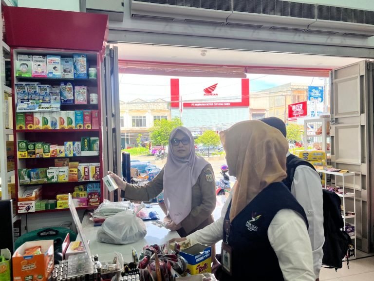 Dinkes Kota Banda Aceh bersama BBPOM melakukan pengawasan pengelolaan dan peredaran obat di hypermarket, swalayan, dan minimarket, Selasa (20/10/2026). Foto: NA