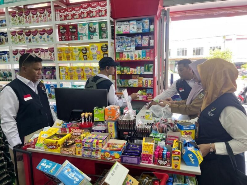 inas Kesehatan Kota Banda Aceh bersama BPOM Aceh melakukan pengawasan obat di sejumlah hypermarket, swalayan, dan minimarket untuk memastikan legalitas, penyimpanan, serta peredaran obat sesuai dengan ketentuan demi melindungi kesehatan masyarakat, Rabu 21/10/2026.