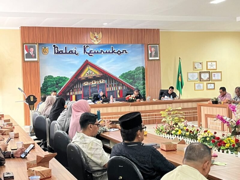 Wali Kota Illiza Sa'aduddin Djamal buka FGD Review Kurikulum Banda Aceh Academy (BAA) di Balai Keurukoen, Minggu 25/10/2026.