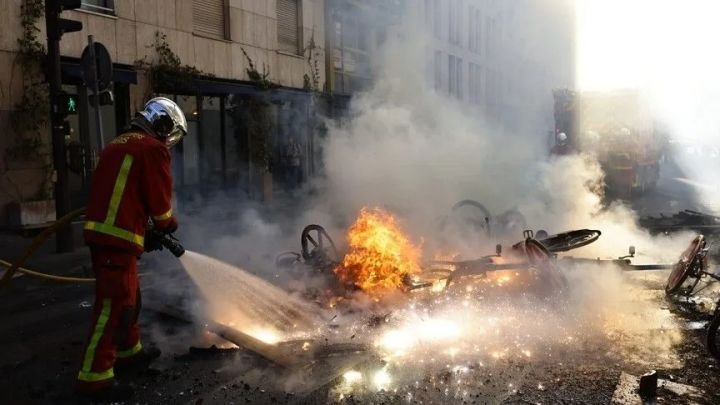 Menteri Ekonomi Prancis Roland Lescure memperkirakan kerugian akibat aksi kekerasan dan kerusuhan mencapai puluhan hingga ratusan juta euro. Pemerintah kini tengah mengantisipasi potensi demo susulan yang diumumkan oleh Gerakan Rompi Kuning dan sejumlah serikat pekerja, Rabu 21/10/2026.