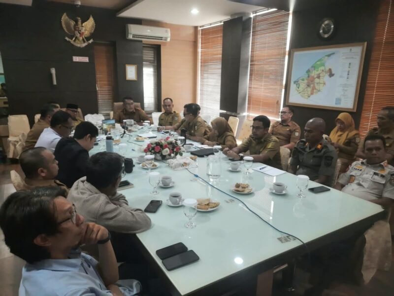 Sekda Kota Banda Aceh, Jalaluddin, memimpin rapat lanjutan penataan Kawasan Jalan Chik Pante Kulu di Ruang Rapat Sekda pada Senin (05/10/2026).