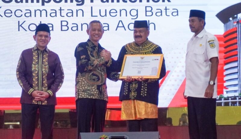 Gampong Panteriek, Kecamatan Lueng Bata, Kota Banda Aceh, resmi menerima penghargaan sebagai desa percontohan antikorupsi dari Komisi Pemberantasan Korupsi (KPK) Tahun 2026, Rabu 21/10/2026.