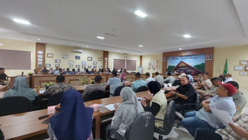 Pemko Banda Aceh matangkan persiapan penilaian Adipura 2026 lewat Rakor di Balai Keurukon, Jumat 30/10/2026.