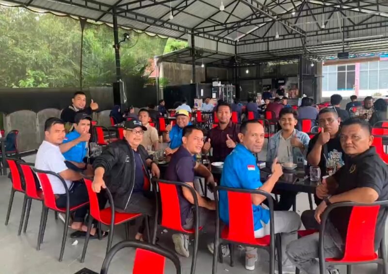 Ketua PWI Aceh, Nasir Nurdin didampingi Pengurus PWI Simeulue foto bersama dengan pejabat Pemkab Simeulue: Wabup, Sekda, dan SKPA terkait di Sinabang, Selasa malam, 20 Oktober 2026.