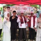Founder Elmansyur Peduli, Mansuri M. Yunus, menyerahkan bantuan lebih dari 1.000 botol air mineral kepada peserta peringatan Hari Santri Nasional 2026 di halaman Kantor Bupati Aceh Utara, Landeng, Lhoksukon, pada Kamis (22/10/2026). Foto: NA