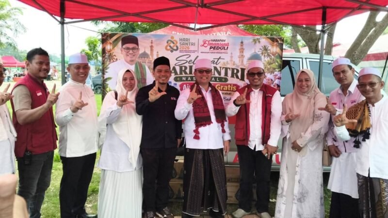 Founder Elmansyur Peduli, Mansuri M. Yunus, menyerahkan bantuan lebih dari 1.000 botol air mineral kepada peserta peringatan Hari Santri Nasional 2026 di halaman Kantor Bupati Aceh Utara, Landeng, Lhoksukon, pada Kamis (22/10/2026). Foto: NA