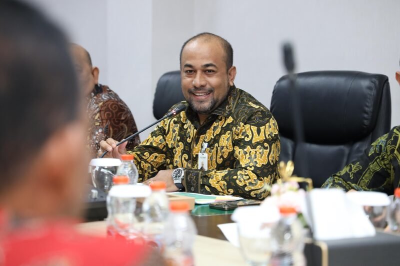 Direktur Utama Bank Aceh Fadhil Ilyas saat mengikuti sebuah rapat.
