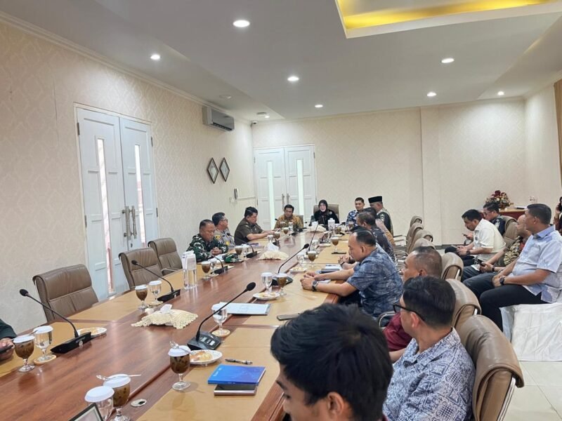 Wali Kota Banda Aceh, Illiza Sa’aduddin Djamal, memimpin rapat koordinasi Forkopimda di Pendopo Wali Kota pada Kamis (01/10/2026) untuk membahas kesiapan event besar, keamanan, serta isu sosial dan ekonomi kota.